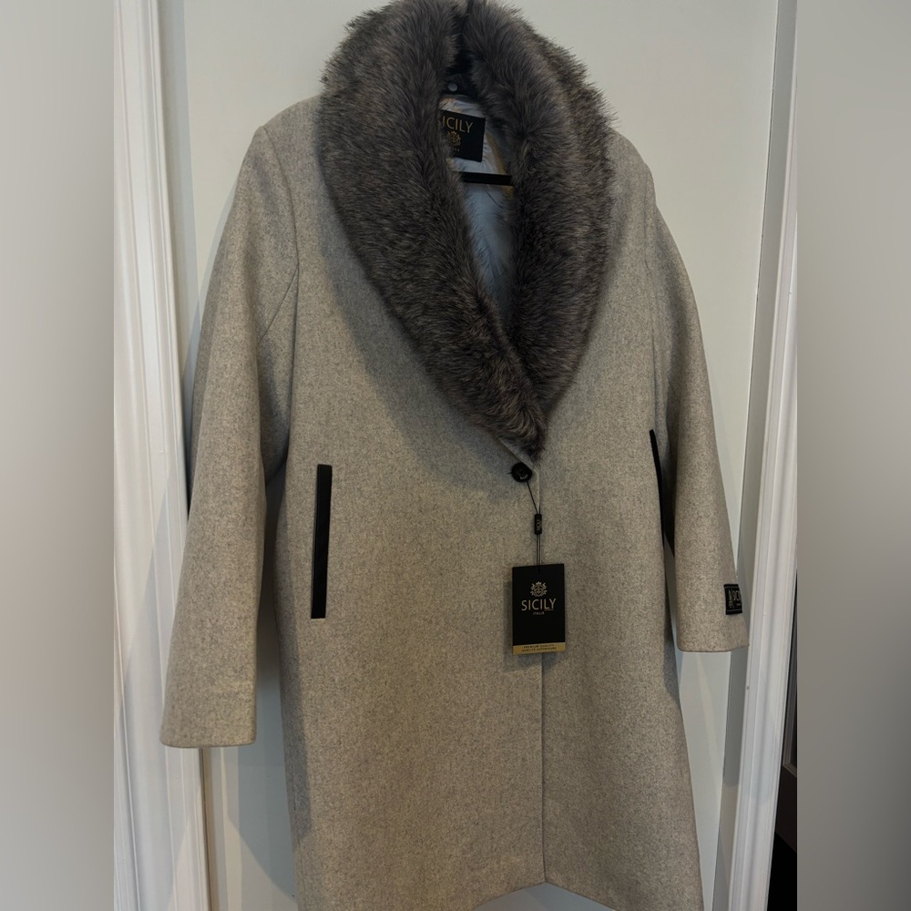 Women's Elegant Tan Cape with Faux Fur Collar